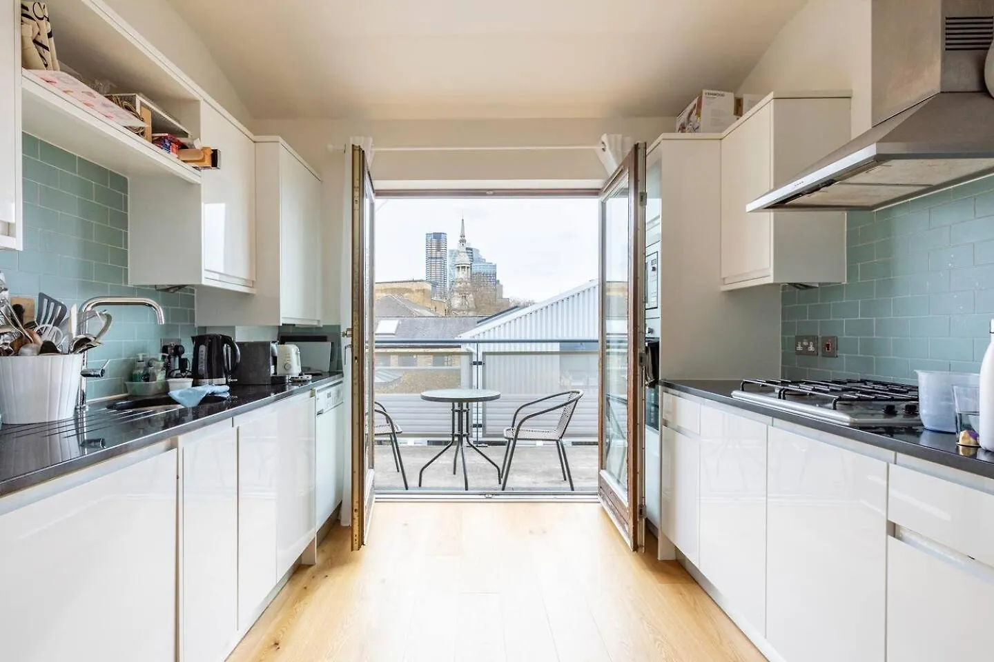 Spacious Bright Room W/Private Br, View & Terrace. London Homestay
